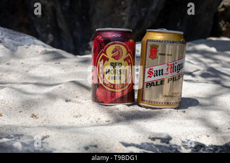 El Nido, Palawan - 25 Feb 2019 - Red Horse und San Miguel Bier in Sand. Stockfoto