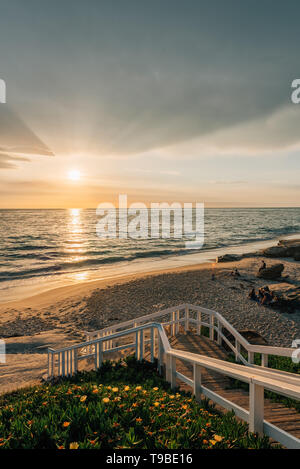 Das Treppenhaus und der Blick über den Pazifischen Ozean bei Sonnenuntergang, in Windansea Beach, in La Jolla, Kalifornien Stockfoto