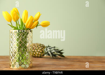 Vase mit schönen Tulpen auf hölzernen Tisch Stockfoto