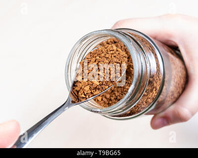 Löffel mit Teil von Instant Kaffee über Glas Glas Nahaufnahme Stockfoto