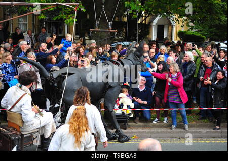 Von 2012 bis 2018 Die Royale De Luxe Outdoor Theatre Company besucht Liverpool mit ihren Riesen Spectacualr zeigt mit kleinen Mädchen Riese & Zolo. Stockfoto