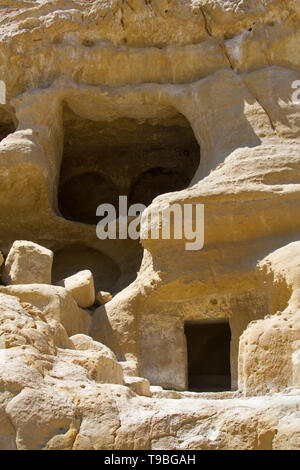 Die frühen christlichen Gräbern, geschnitzt in den Sandsteinfelsen in der Nähe von Matala auf Kreta Stockfoto