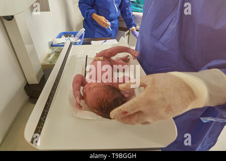 Kinderarzt Gewicht neugeborene Baby in der Klinik Hintergrund Nahaufnahme Stockfoto