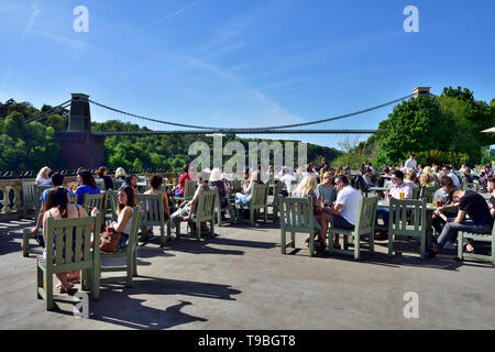 Anzeigen von Bristol Suspension Bridge von der Terrassenbar im White Lion Pub in Avon Gorge Hotel, Großbritannien Stockfoto