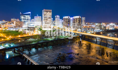 Gehwege Fahrzeugverkehr Brücken und Eisenbahn Böcke Traverse der Fluss vor Richmond, Virginia Stockfoto