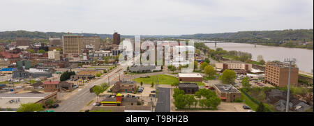 Antenne erhöhen Über Kanawha River in Charleston, West Virginia Stockfoto