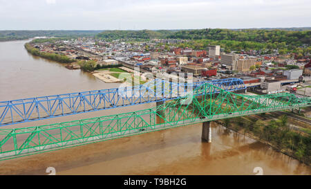 Highway 60 in Ashland Kentucky trägt den Verkehr über den Ohio River Stockfoto