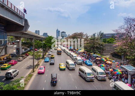 Bangkok, Thailand, März 2013 besetzt open air Street Market in der Nähe der BTS Skytrain, moderne Stadt pendeln, Option Stockfoto