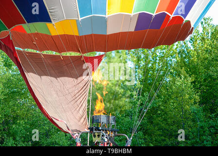 Propangasbrenner entzünden bunt gestreiften Heißluftballon Stockfoto