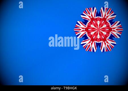 Abstrakte Union Jack Rosette vor blauem Himmel Hintergrund. Stockfoto