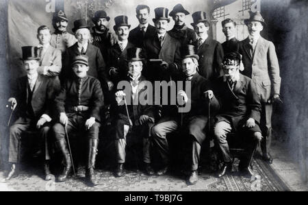 Vintage Foto der 16 Männer, die meisten tragen verschiedene Hüte und halten Stöcke, ca. 1917. Stockfoto