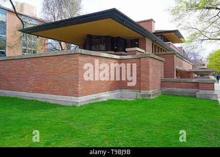 CHICAGO, IL-22 Apr 2019 - Blick auf das Wahrzeichen Frederick C. Robie Haus, entworfen vom amerikanischen Architekten Frank Lloyd Wright, auf dem Campus der t entfernt Stockfoto