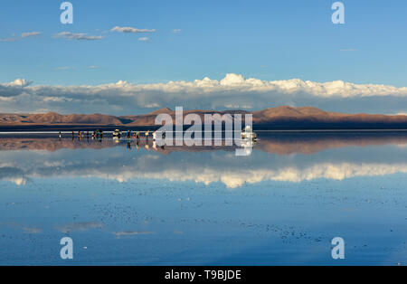 Touristen Spaß am größten Spiegel der Welt, den Salzsee des Salar de Uyuni, Bolivien Stockfoto