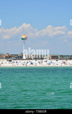 Strand goers am Pensacola Beach in der Escambia County, Florida am Golf von Mexiko, USA Stockfoto