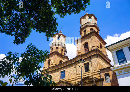 Bunter Blick auf San Gil Kirche in Santander, Kolumbien Stockfoto