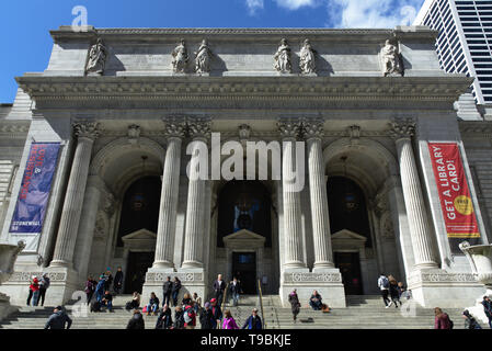 Blick auf den Eingang des Stephen A. Schwarzman Gebäude der New York Public Library Stockfoto