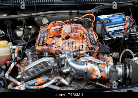 Ford Cosworth Motor mit orange cameo Lackierung im Bicester Heritage Center 'Drive es Tag'. Bicester, Oxfordshire, England. Stockfoto