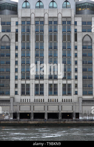 Fassade des New York Presbyterian Weill Cornell Medical Center, wie von Roosevelt Island, New York City gesehen Stockfoto