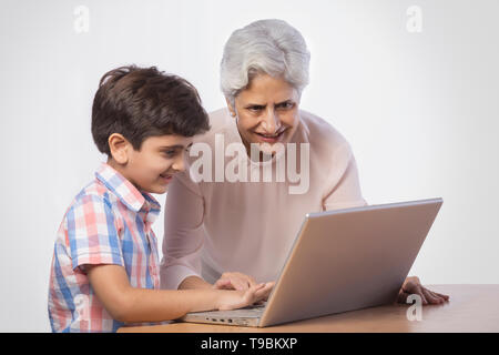 Großmutter und Enkel mit laptop Stockfoto