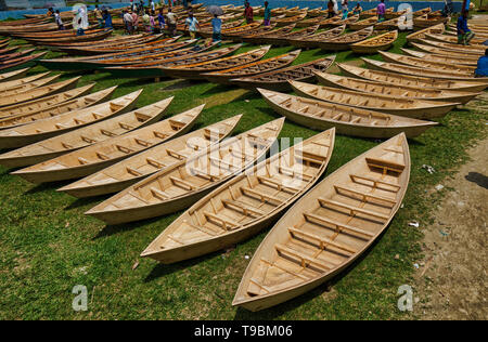 Hunderte von kleinen Booten aus Holz gesehen angezeigt zum Verkauf auf einen Markt wie Einheimischen für Monsun Saison vorzubereiten. Dutzende Herde von Meilen rund um ihre eigenen Boot auf einem Markt in Manikganj, Bangladesch zu kaufen, so wie für Überschwemmungen, die jederzeit zuschlagen können vorbereitet werden. Nach starken Regenfällen für Flussufer gemeinsam ist, zu platzen, Eintauchen in der Nähe Städte und Dörfer. Dies bedeutet, dass Autos und Busse überflüssig geworden und die Menschen sind gezwungen, mit dem Boot zu reisen. Jedes der Boote aus Holz und Rudern sind die Hand - von lokalen Handwerkern und können für so wenig wie 1700 Bangladeshi Taka - das Äquivalent von 20 US-Dollar gekauft werden. Stockfoto