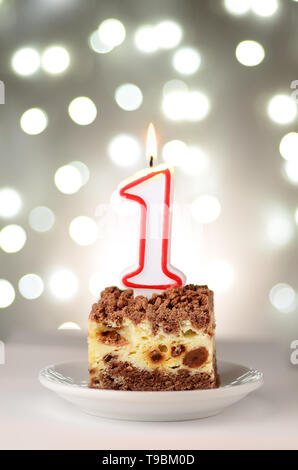Urlaub Kuchen mit einer Kerze in der Form von der Nummer ein Stockfoto