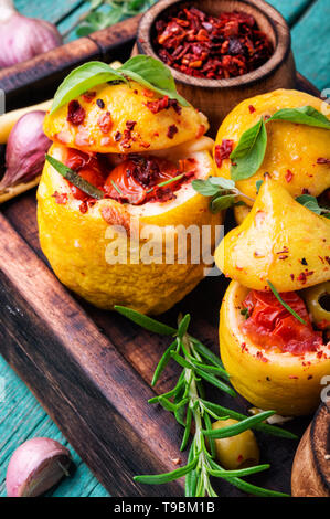 Geräucherter Käse, Mozzarella gebacken in Zitrone. Italienische Küche Stockfoto