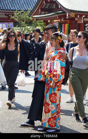 Asiatische Touristen in gemieteten japanischen Kleidung darstellen, in einer Masse für eine selfie Foto bei Senso-ji Tempel, in Asakusa, Tokyo, während Sanja Matsuri. Stockfoto