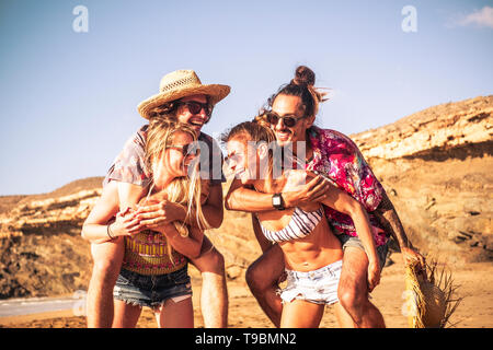 Jung und verspielt Konzept lfestyle Für tausendjährigen Gruppe von Menschen, die gemeinsam Spaß haben in Freundschaft - Outdoor Freizeitaktivitäten Aktivität am Strand im Sommer Stockfoto