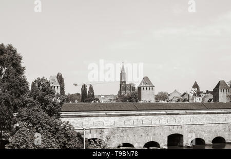 Tilt-shift objektiv über Les Ponts Couverts Gedeckte Brucken drei Brücken und vier Türme im Zentrum von Straßburg mit Notre-Dame im Hintergrund Schwarz/Weiß-Bild Stockfoto