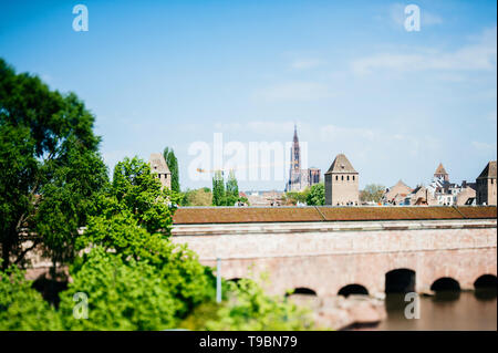 Silhouette winzige Menschen mit Tilt-shift objektiv über Les Ponts Couverts Gedeckte Brucken drei Brücken und vier Türme im Zentrum von Straßburg mit der Kathedrale Notre-Dame Stockfoto