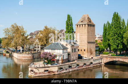 Straßburg, Frankreich - 5. Mai 2013: Luftaufnahme der kleinen elsässischen Haus auf der Basis von Les Ponts Couverts gedeckte Turm Brucken cal Ill und Magnolie in voller Blüte Stockfoto