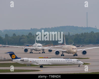 München, Deutschland/Deutschland 16. Mai 2019: Lufthansa Cityline jet D-ACKI ist das Rollen nach der Landung am Flughafen MUC muich Stockfoto