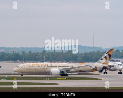 München, Deutschland/Deutschland 16. Mai 2019: Etihad dreamliner ein 6-BLE ist das Rollen nach der Landung am Flughafen MUC muich Stockfoto