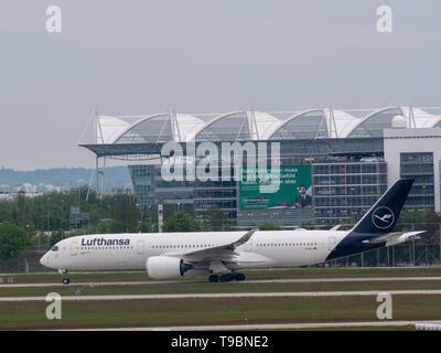 München, Deutschland/Deutschland 16. Mai 2019: Lufthansa jet D-AIXJ ist das Rollen nach der Landung am Flughafen MUC muich Stockfoto