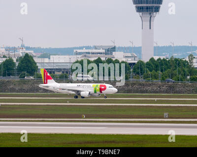 München, Deutschland/Deutschland 16. Mai 2019: Air Portugal Jet ist das Rollen nach der Landung am Flughafen München MUC Stockfoto