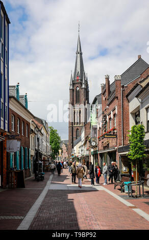 Kevelaer, Niederrhein, Nordrhein-Westfalen, Deutschland Blick auf die Stadt, Einkaufsstraße mit Marienbasilika im Wallfahrtsort Kevelaer. Kevelaer Stockfoto