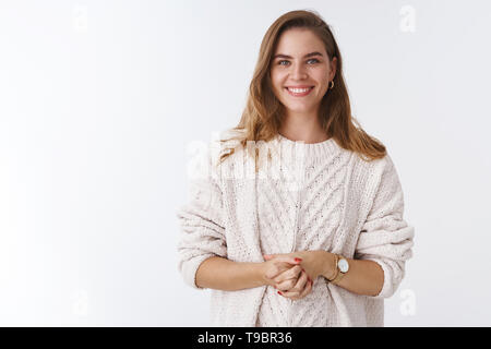 Charmante angenehm freundlich aussehende junge moderne hilfreich weiblichen Office Assistenten bereit Hilfe beantworten, hinterfragt lächelte höflich glücklich Holding Palmen Stockfoto