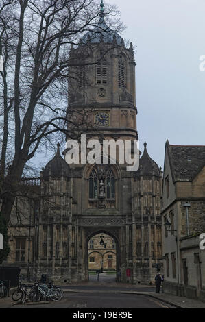 Tom Tower, über Tom Tor, auf St Aldates, Ocford. Eingang der Kirche Christi. Von Christopher Wren entworfen und gebaut 1681 - 82 Stockfoto