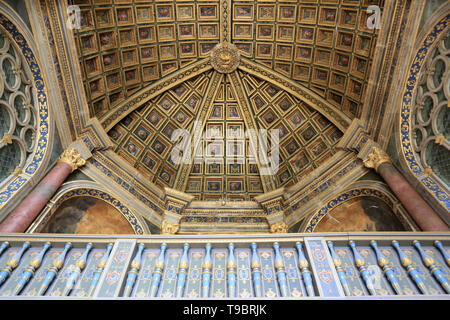 Salamandre en oder dans les Flammes. Symbole de François Ier. Deckenleuchte. Chapelle Haute Saint-Saturnin. Château de Fontainebleau. Stockfoto