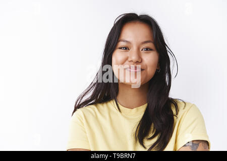 Nahaufnahme von begeisterten gut amüsiert auf der Suche malaysische Frau mit Narben im Gesicht lächelnd Gefühl positiv und optimistisch grinsend vom Glück Stockfoto