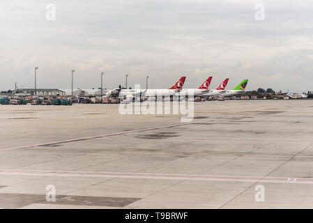 Izmir, Türkei - 17. November 2018. Flughafen Istanbul, die außer Betrieb ist. Mit drei Turkish Airlines Cargo Flugzeuge geparkt. Stockfoto