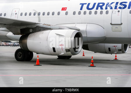Izmir, Türkei - 17. November 2018. Seitenansicht und Motor eines Türkischen arilines kommerziellen Ebene. Stockfoto