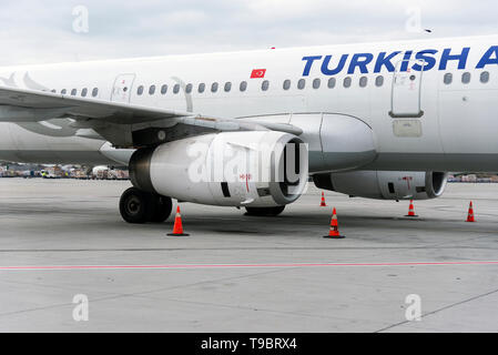 Izmir, Türkei - 17. November 2018. Seitenansicht und Motor eines Türkischen arilines kommerziellen Ebene. Stockfoto