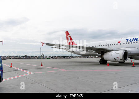 Izmir, Türkei - 17. November 2018. Flughafen Istanbul, die außer Betrieb ist. Mit Turkish Airlines Commercial Flugzeug auf der Landebahn geparkt. Stockfoto