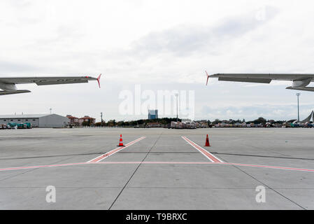 Izmir, Türkei - 17. November 2018. Flughafen Istanbul, die außer Betrieb ist. Mit zwei Flügeln der Ebenen in den Rahmen mit Linien auf dem Boden und Co Stockfoto
