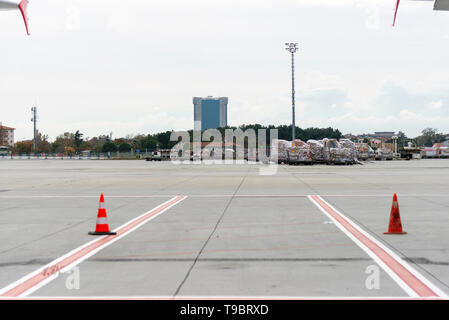 Izmir, Türkei - 17. November 2018. Flughafen Istanbul, die außer Betrieb ist. Mit zwei Flügeln der Ebenen in den Rahmen mit Linien auf dem Boden und Co Stockfoto