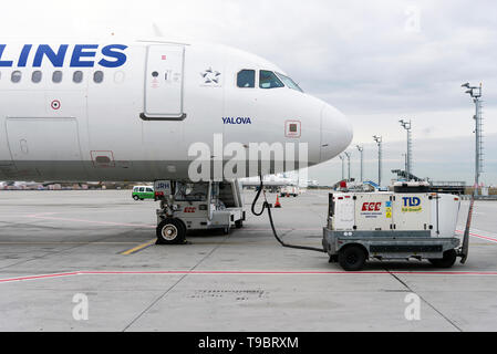Izmir, Türkei - 17. November 2018. Steuerabschnitt eines Türkischen arilines Ebene mit Ground Services am Flughafen Atatürk, die außer Betrieb ist. IST. Stockfoto