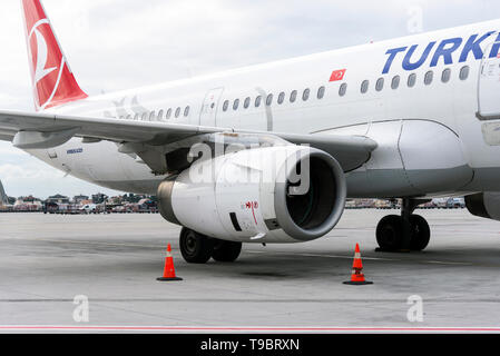 Izmir, Türkei - 17. November 2018. Seitenansicht und Motor eines Türkischen arilines kommerziellen Ebene. Stockfoto