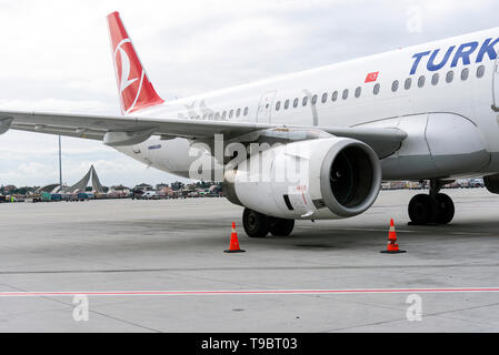 Izmir, Türkei - 17. November 2018. Seitenansicht und Motor eines Türkischen arilines kommerziellen Ebene. Stockfoto