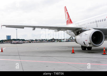 Izmir, Türkei - 17. November 2018. Seitenansicht und Motor eines Türkischen arilines kommerziellen Ebene. Stockfoto